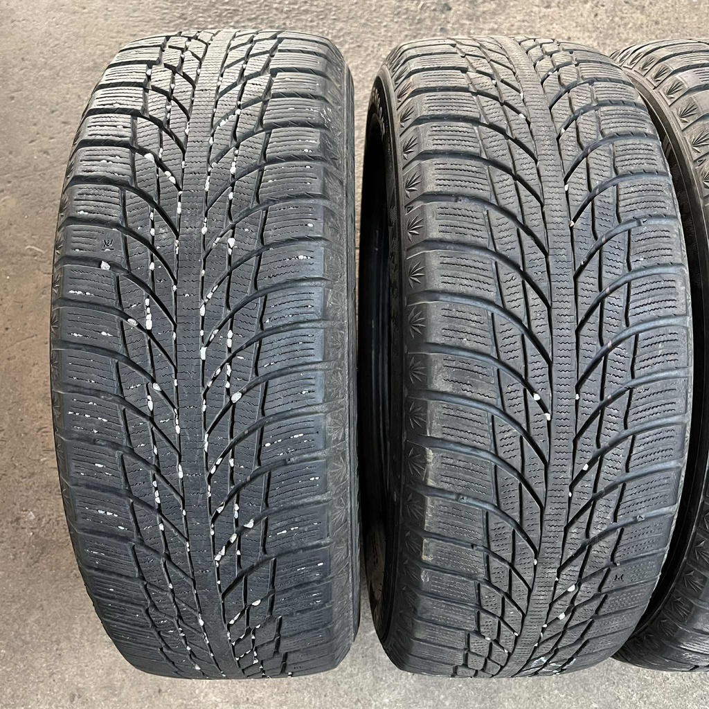 16" - 205/55r16 Kumho WinterCraft Ice Wi51 