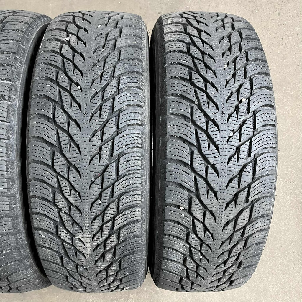16" - 215/70r16 Nokian Tyres Hakkapeliitta R3 