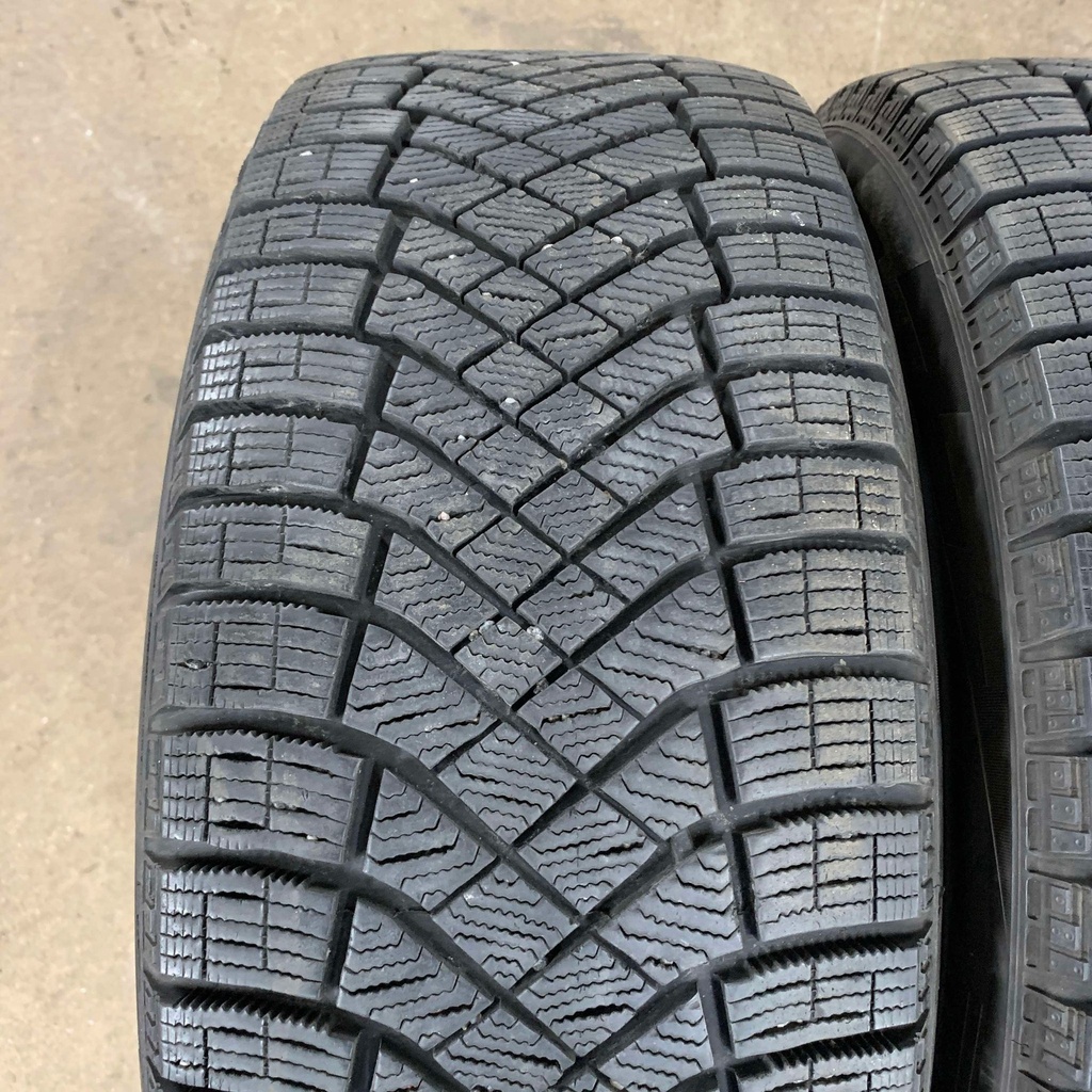 17" - 225/50r17 Pirelli Winter Ice Zero FR RunFlat 
