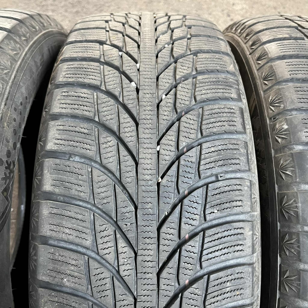 16" - 205/55r16 Kumho WinterCraft Ice Wi51 