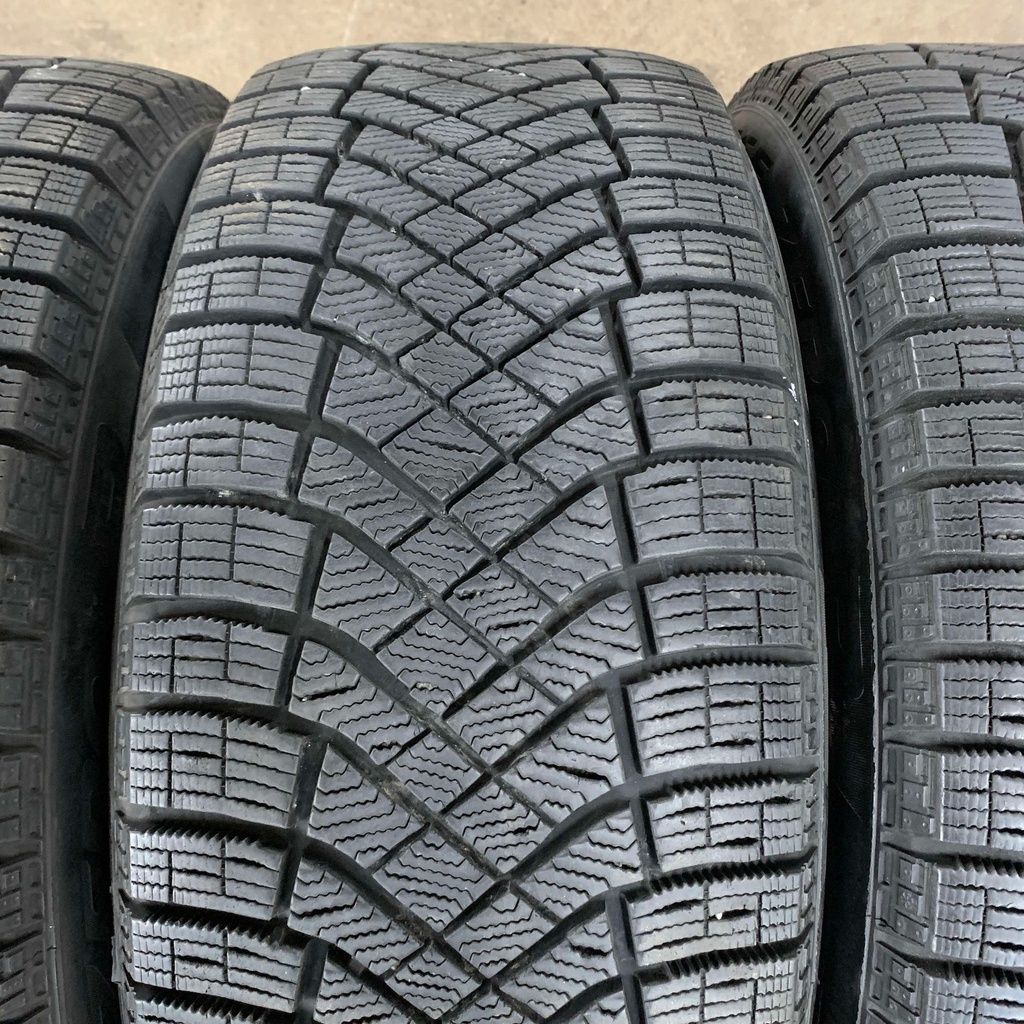 17" - 225/50r17 Pirelli Winter Ice Zero FR RunFlat 