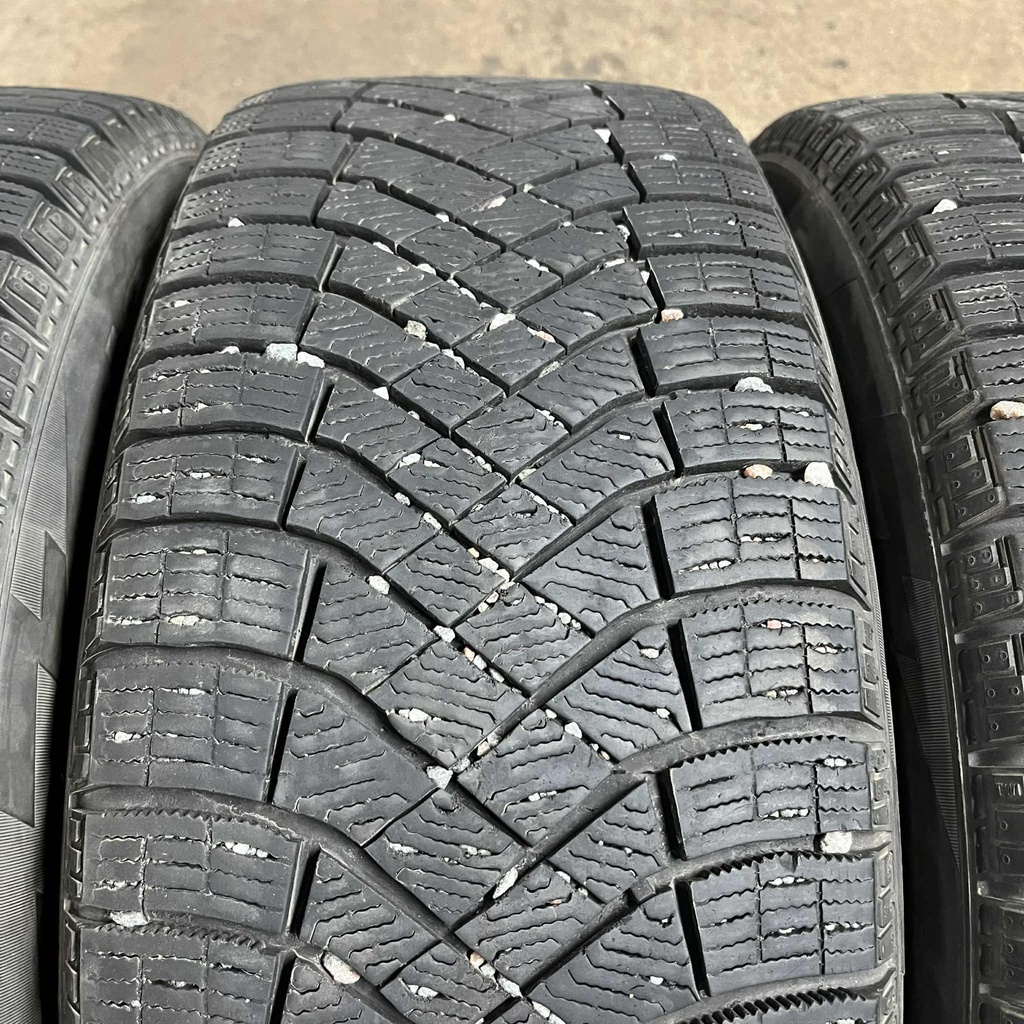 18" - 235/55r18 Pirelli Winter Ice Zero FR 